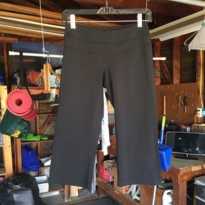 Great, never-worn Lucy “Body” crop leggings